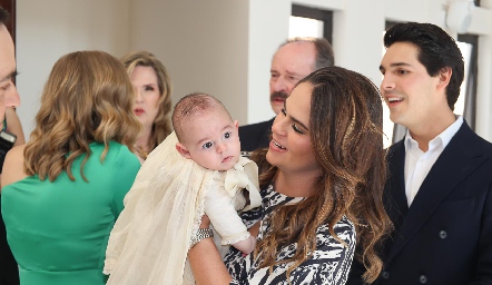  Marianne Velasco con su ahijado Rafael Olmos Velasco.