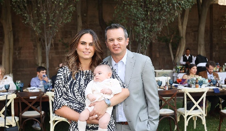  Eduardo Zermeño y  Marianne Velasco con su ahijado Rafael Olmos Velasco.