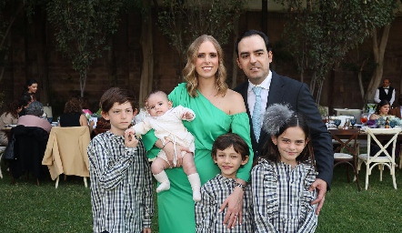  Ingrid Velasco y Rafael Olmos con su hijo Rafael y sus sobrinos Jerónimo, Eduardo, y Marina Zermeño.