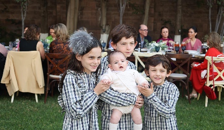  Rafael Olmos Velasco con sus primos, Marina, Jerónimo y Eduardo Zermeño.