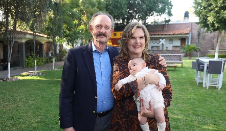  Sergio Velasco y Pupi Zwieger con su nieto Rafael.