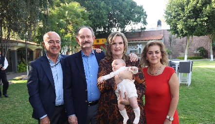  Rafael Olmos, Sergio Velasco, Pupi Zwieger y Adriana Carrera con su nieto Rafael.