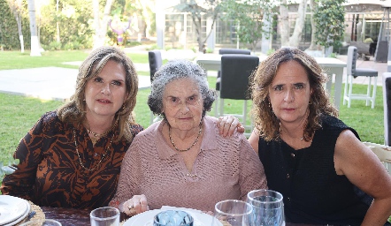  Carmen de Velasco, Tita Herrán y Martha de Leyva.