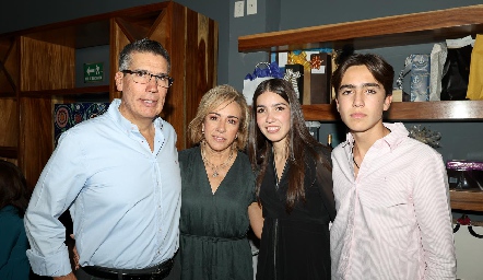  Mauricio Alcalde y Karina Ramos con sus hijos Karina y Mauricio.