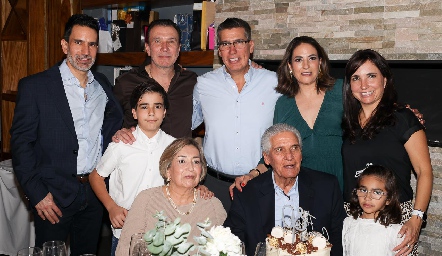  Federico Alcalde con su familia.