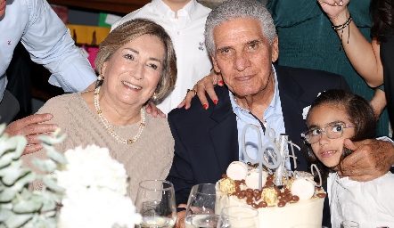  Federico Alcalde con su esposa Rebeca Torres y su nieta.