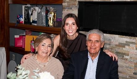  Rebeca Torres y Federico Alcalde con su nieta Valeria.