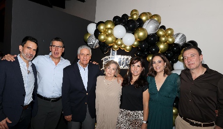  Federico Alcalde y Rebeca Torres con sus hijos Rodrigo, Mauricio, Chinthia, Becky y Federico.