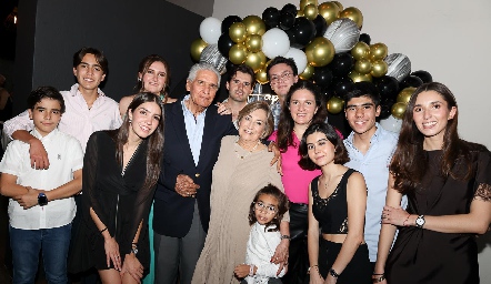  Federico Alcalde y Rebeca Torres con sus nietos.