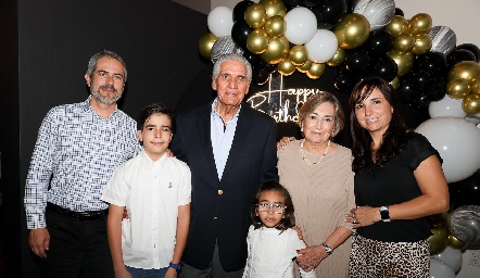  Federico Alcalde y Rebeca Torres con la familia Brestfelder Alcalde.