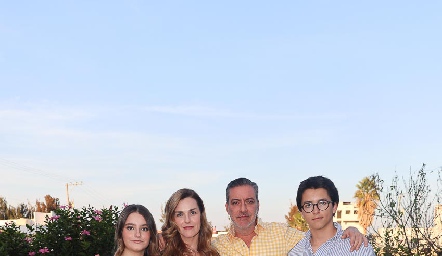  Marisol Valladares y Marcelo Galán con sus hijos Marina y Marcelo.