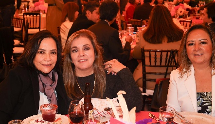  Lucía Betancourt, Jenny Cázares y Mónica Cerda.