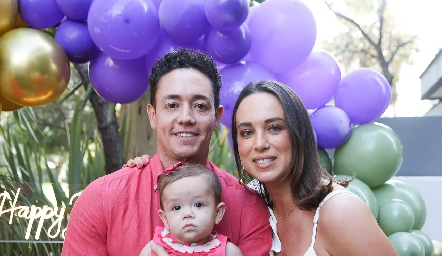  Chino Romo y Caro Silva con su hija Paloma.