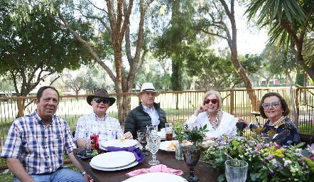  Ernesto Silva, Eduardo Romo, Guillermo Guerra, Lucy Guerra y Ana Romo.