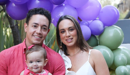  Chino Romo y Caro Silva con su hija Paloma.