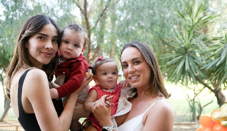  Elsa Santoyo y Caro Silva con sus hijos Luca y Paloma.