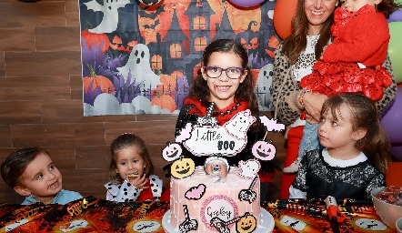  Gaby Molina en su pastel.