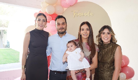  Fernanda Martínez Duarte con sus papás  Adolfo Martínez y Mónica Duarte y sus madrinas  Alejandra Llevat y María José Bocard.