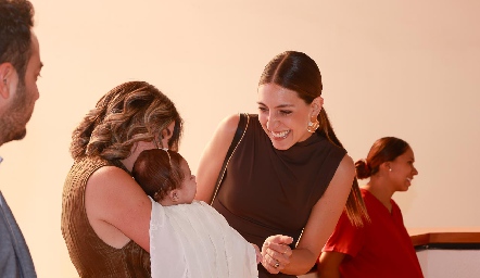  Fernanda Martínez Duarte con sus madrinas María José Bocard y Alejandra Llevat.