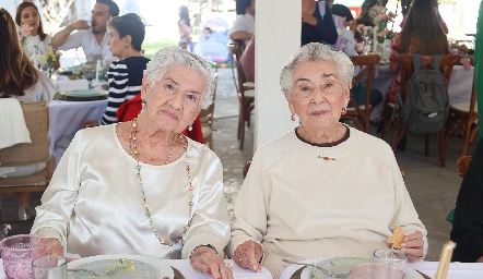  Mati Meraz de Bocard y Bertha Meraz de González.