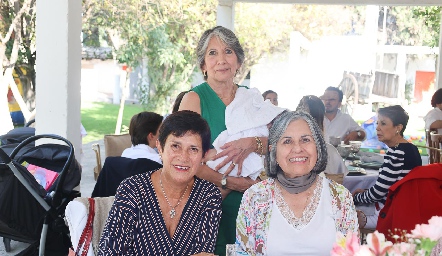  Laura González, Malu Bocard y Mónica Bocard con Fernanda.