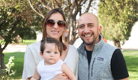   Sofía Villaseñor y Diego Bocard con su hija Lucila.