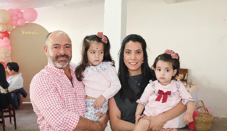  Jorge Puga y Gabriela Carrillo con sus hijas Valeria y Ana Fer.