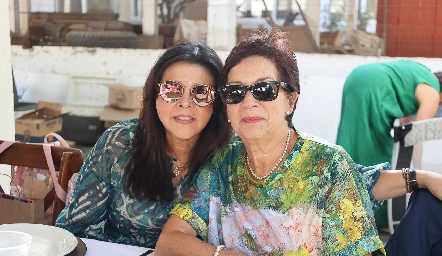  Paty Valadés y María González.