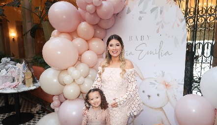  Karla Puente con su sobrina Loretta Mendizábal.