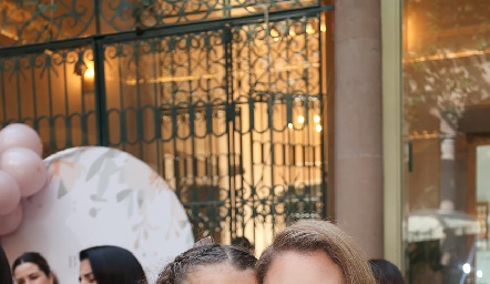  Karla Puente y Loretta Mendizábal.