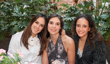  Claudia Antunes, Malena Ramos e Isabella Torres.