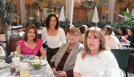  Margarita Gama, Camila Castillo, Macarena Castillo y Hortensia Castillo.