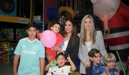  Barbara y Elizabeth Berrones con sus hijos.