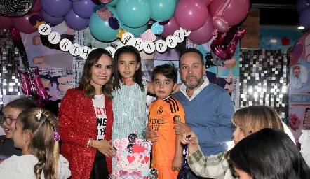  Ale Conde con sus papás, Juan Carlos Conde y Ale Díaz de León y su hermano Franco Conde.