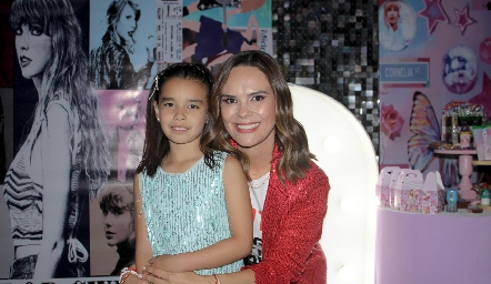  Ale Conde con su mamá Alejandra Diaz de Leon.