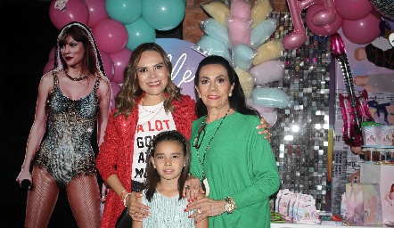  Ale Conde con su mamá Alejandra Díaz de León y su abue Yoya Galarza.