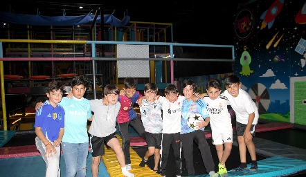  Niños en la cascarita.