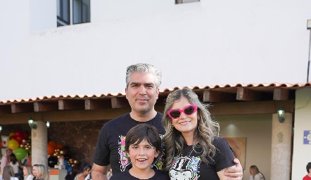  Manuel Villanueva y Montserrat García con su hijo Iker.