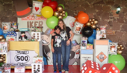  Iker y su mamá Montserrat García.