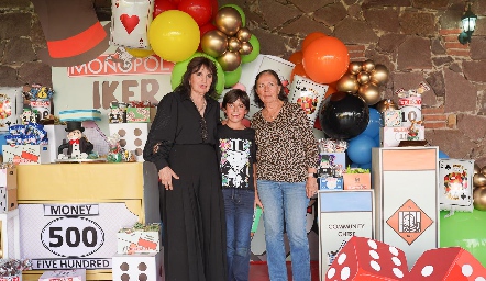  Iker con sus abuelas Laura Acevo  y Adriana Villasuso.