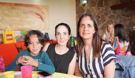  Paola Soto, Mariana Candia y Rodrigo Alvarado.