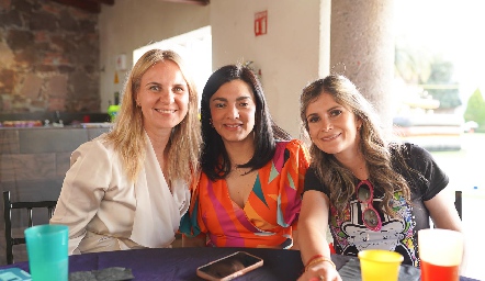  Leyla, Cassandra Mendoza y Montserrat García.