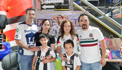  René Hernández y Genoveva Flores con su hijo Pato, Lucero Herrán y Antonio de la Rosa con su hijo Julián.