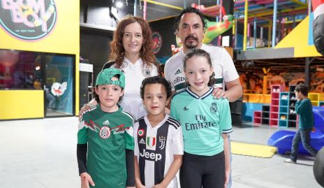  Lucero Herrán y Antonio de la Rosa con sus hijos Marcelo, Julián y Ana Helena. 