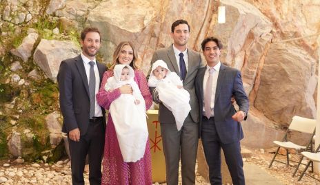 Andrés Torres y Elizabeth Treviño con su ahijada Marina, Jorge Iga y José María Rodríguez con su ahijado José Manuel.