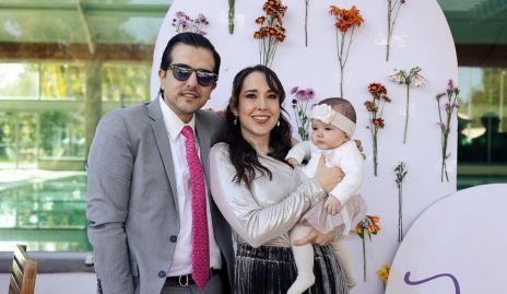 Luis Lárraga y María Canales con su hija Julia.