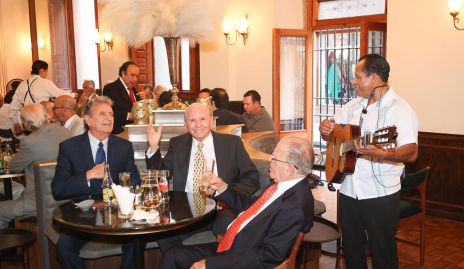  Francisco Castro de la Maza, Javier Castro de la Maza y Adolfo Villasuso disfrutando de la música.