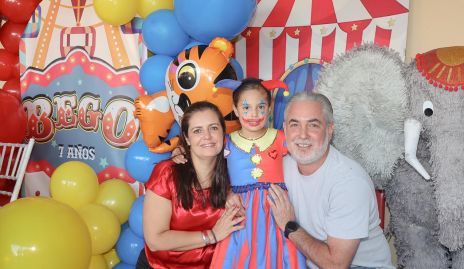  Begoña López y Alexander Sharp con su hija Begoña.