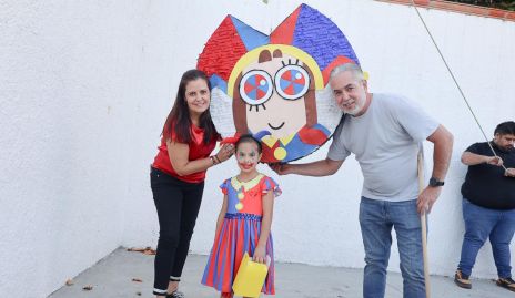  Begoña López y Alexander Sharp con su hija Begoña.