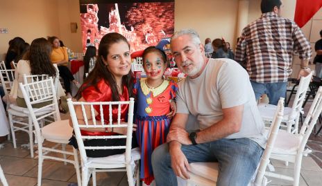  Begoña López y Alexander Sharp con su hija Begoña.